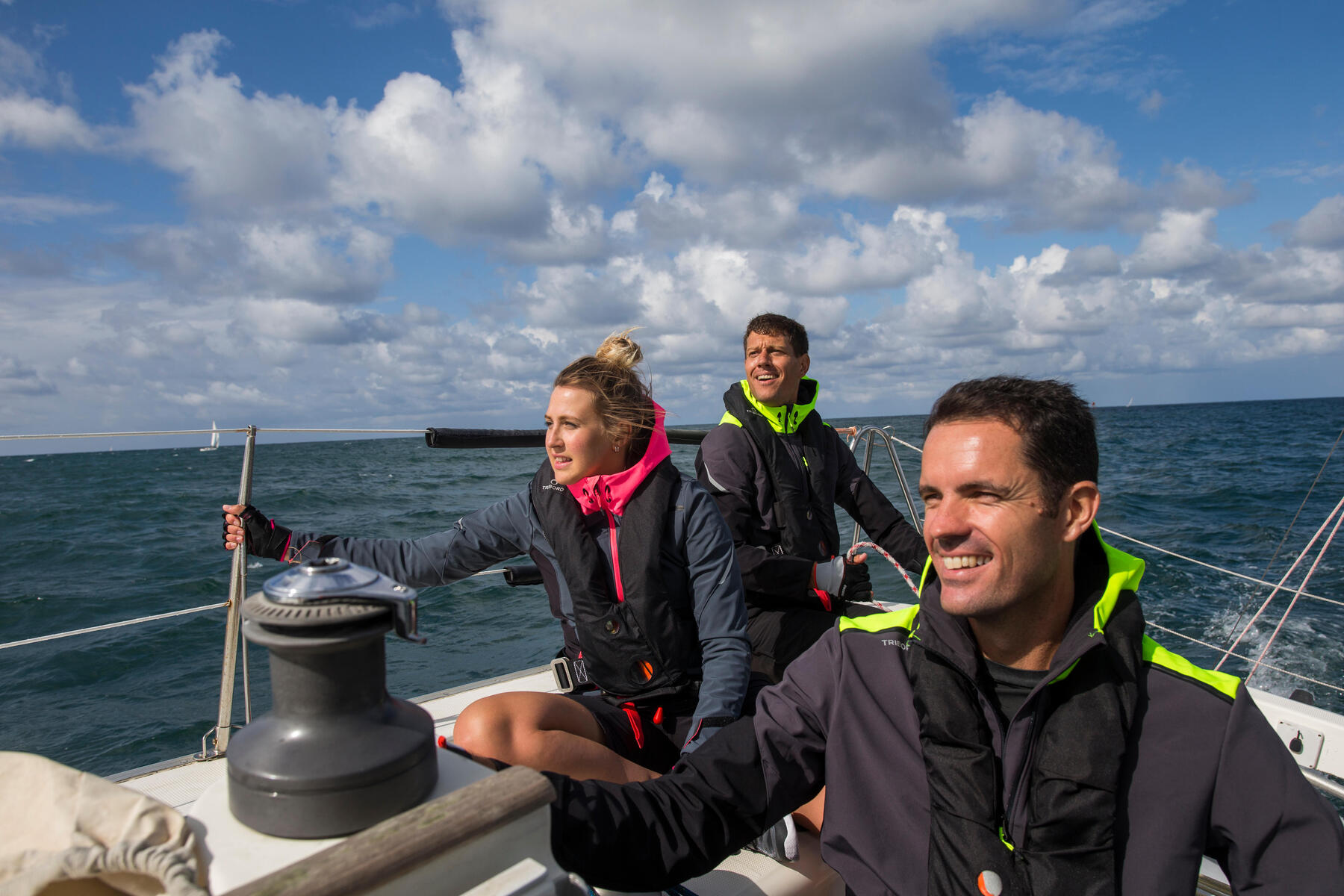 Plusieurs personnes sur bateau 