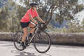 Легкая женская экипировка для теплой погоды- CYCLING Велоспорт - ШОРТЫ БЕЗ БРЕТ. ЖЕН. 100  TRIBAN - Экипировка