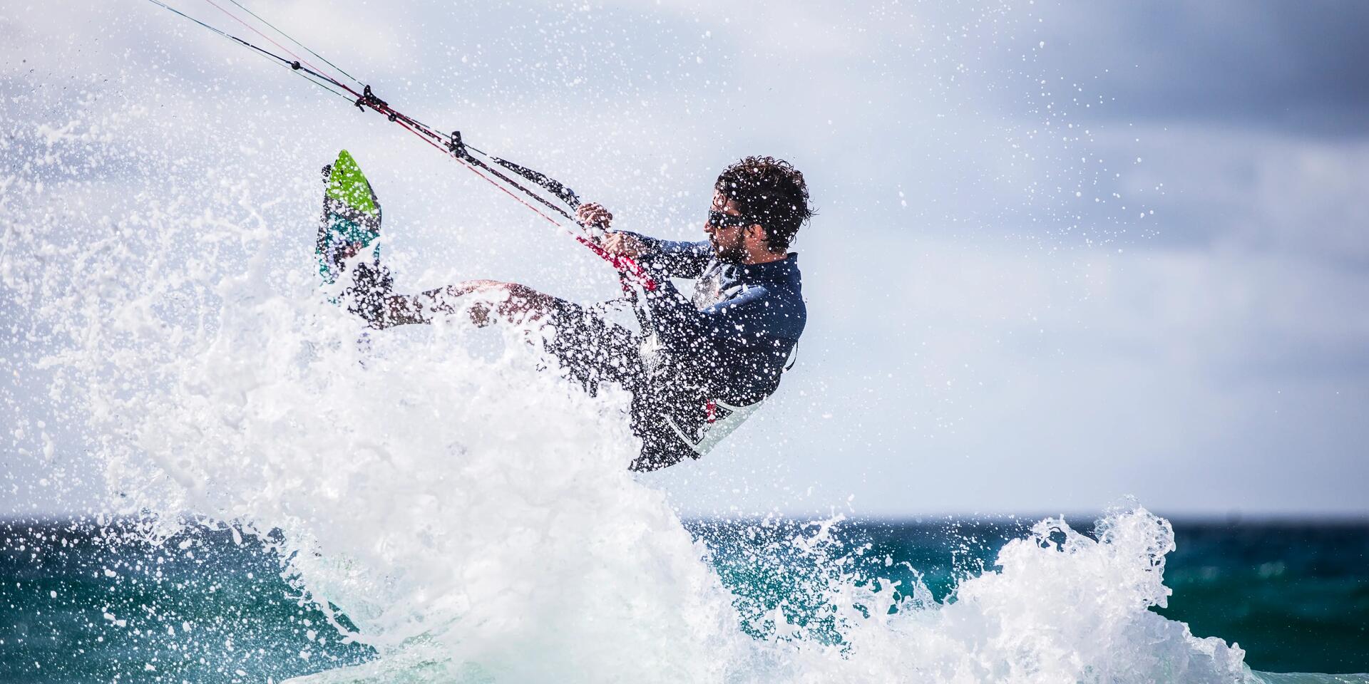 mężczyzna uprawiający kitesurfing w piance kitesurfingowej