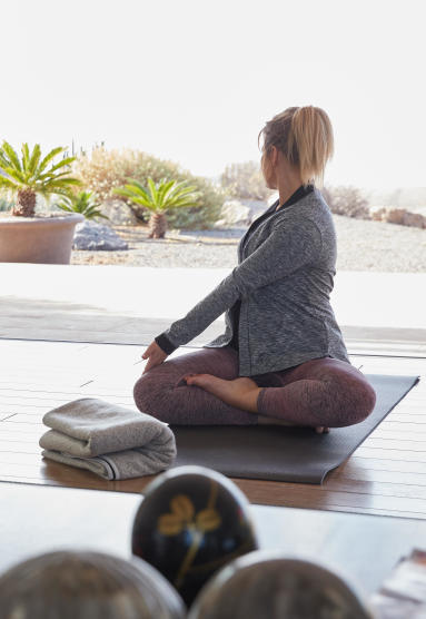 tips-nieuwjaar-3-sportieve-voornemens-die-je-nooit-zal-nakomen-dynamische-yoga-vrouw-thuis tips-nieuwjaar-3-sportieve-voornemens-die-je-nooit-zal-nakomen-dynamische-yoga-vrouw-thuis