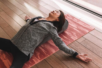 瑜珈教學：瑜珈枕放鬆