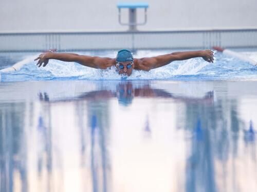 Régis rédacteur pour la marque de natation Nabaiji de Decathlon en train de nager le papillon