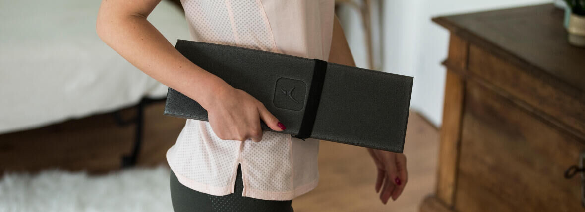 woman carrying a domyos foldable mat