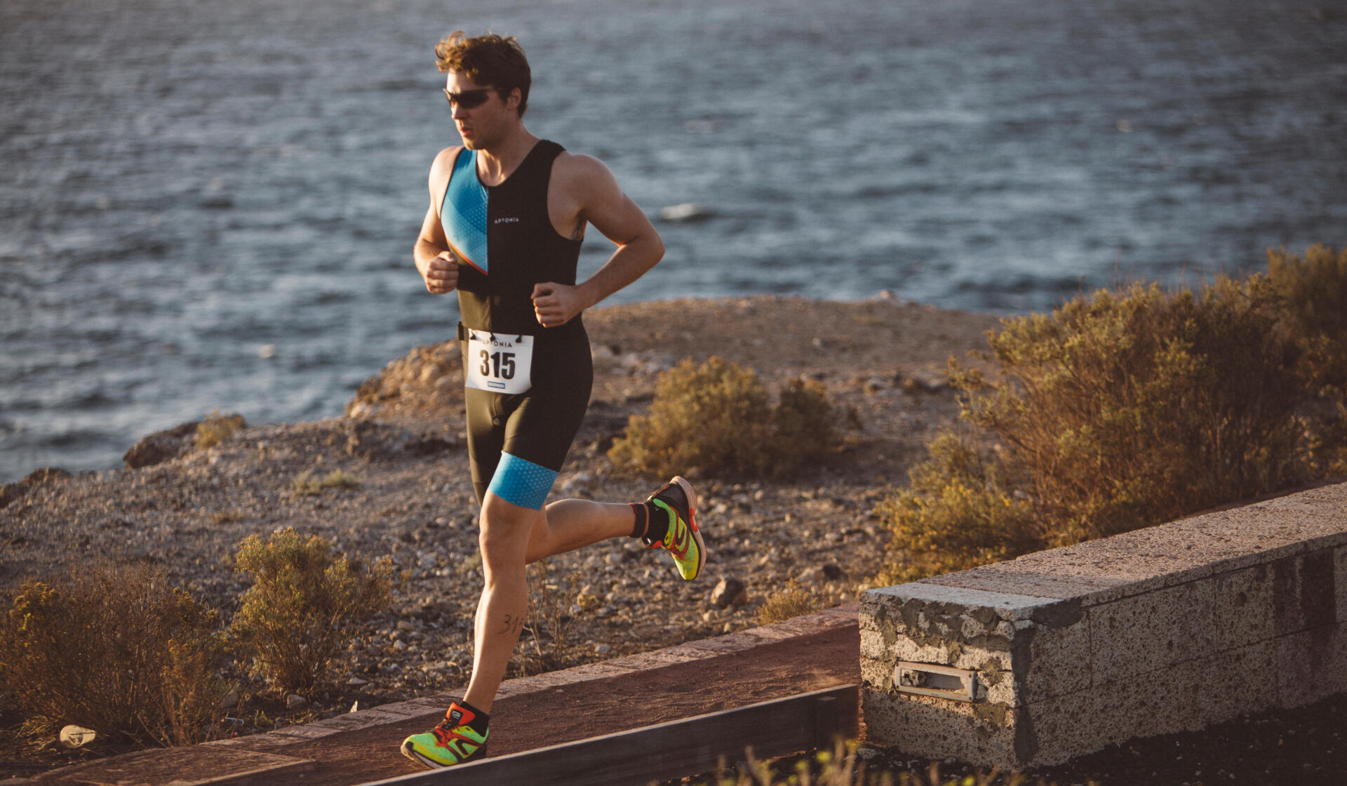 TRIATLON – CE ÎNSEAMNĂ ȘI CUM SE PRACTICĂ. AFLĂ CUM SE DESFĂȘOARĂ O CURSĂ ȘI DE CE AI NEVOIE PENTRU A PARTICIPA