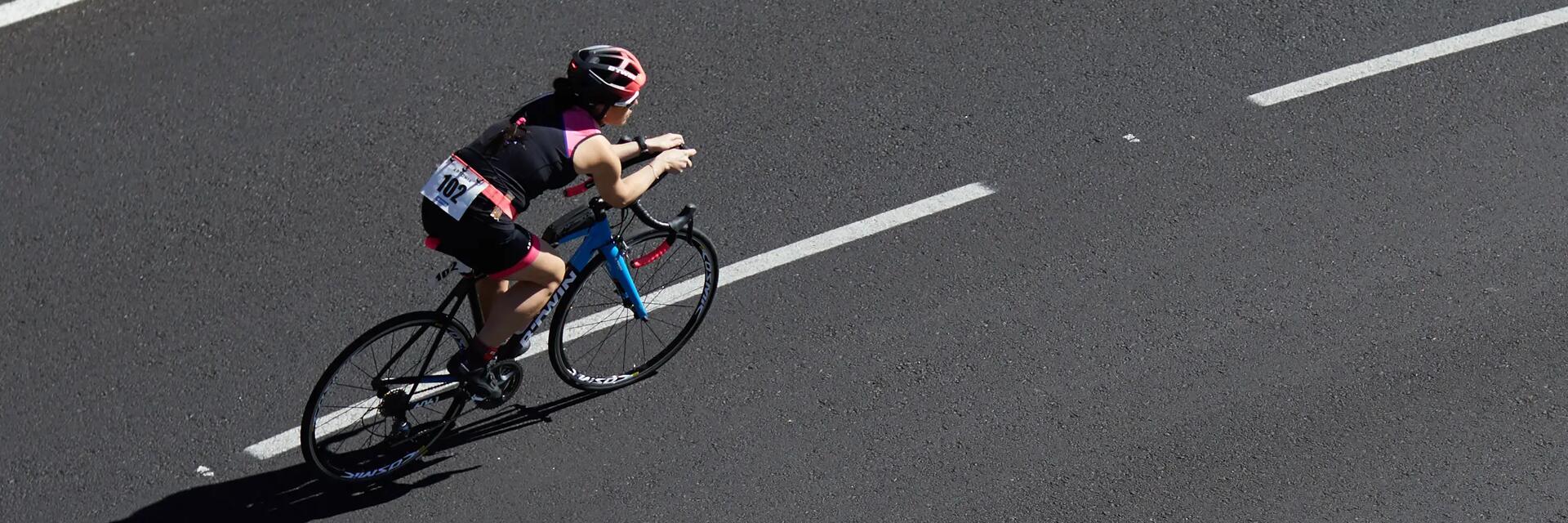 mujer en bicicleta de carretera 