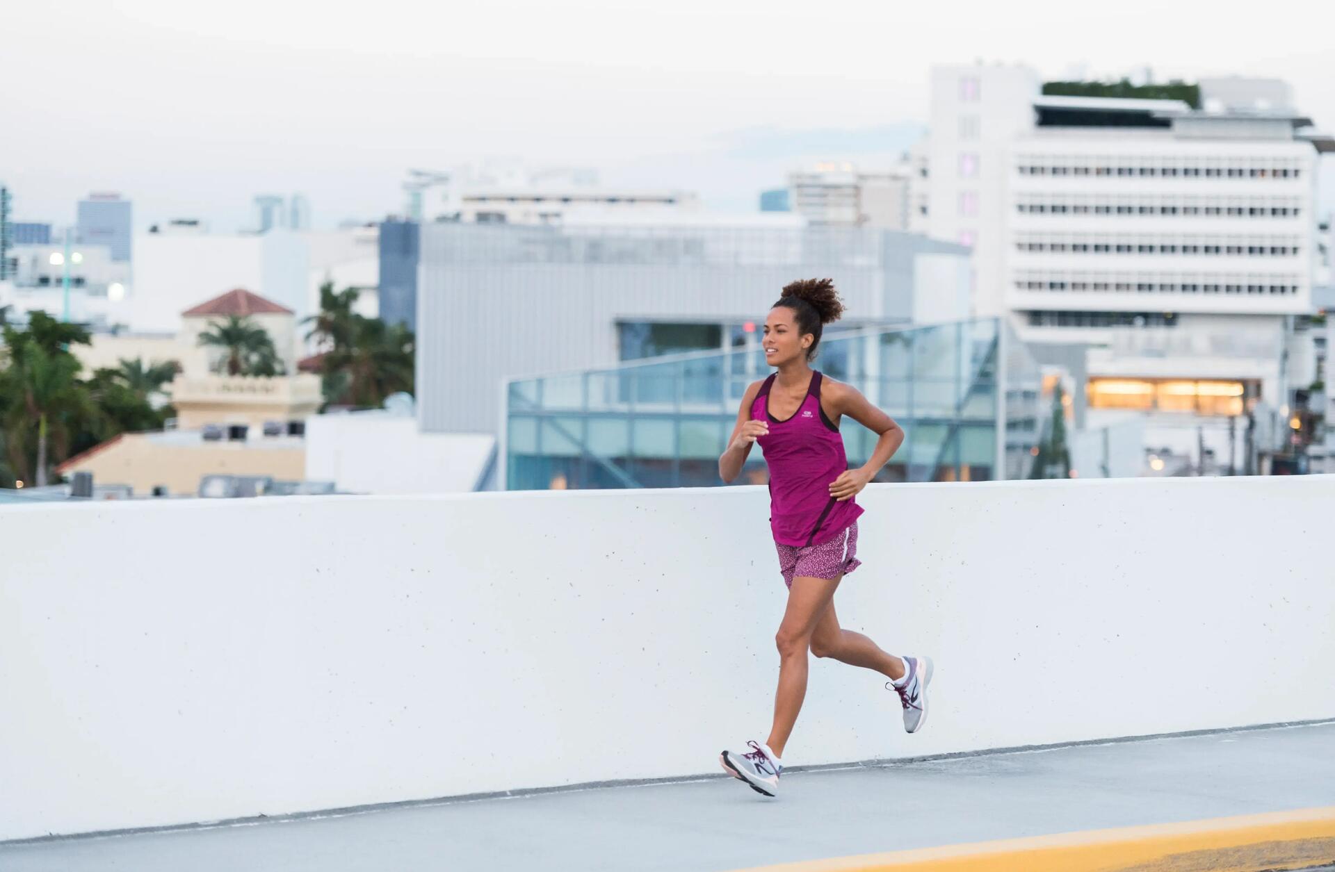 Frau, die mit Laufschuhen joggt