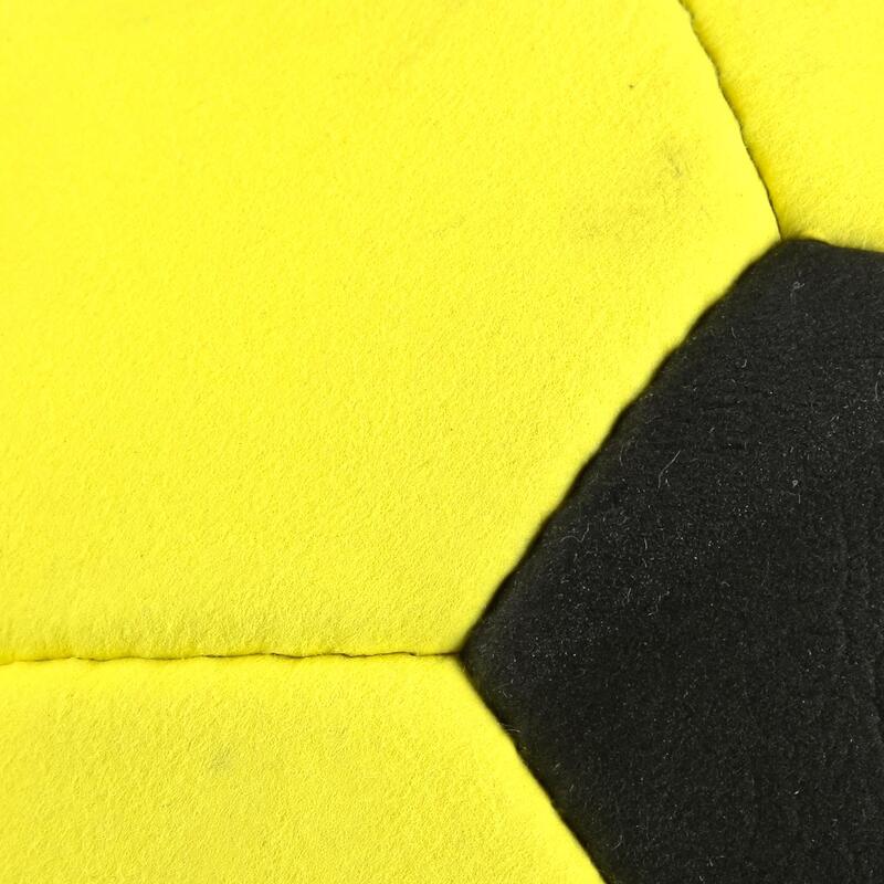 Indoor voetbal vilt geel