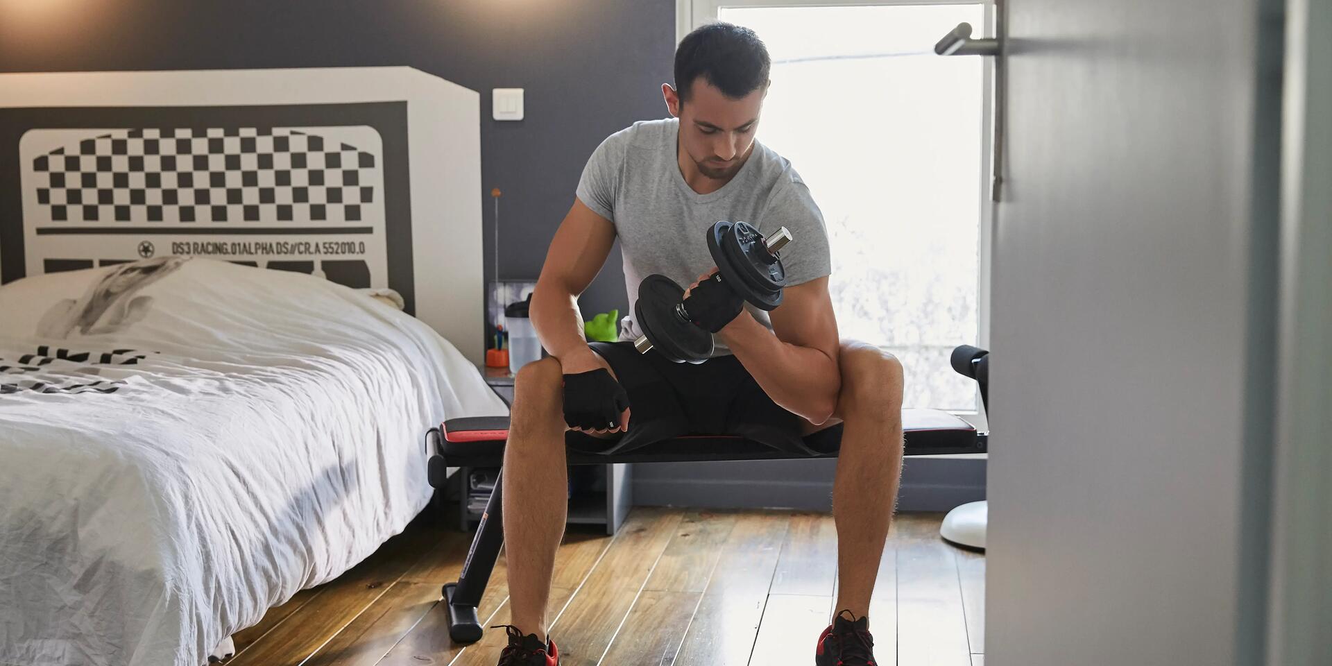 mężczyzna wykonujący ćwiczenia na triceps przy pomocy hantli