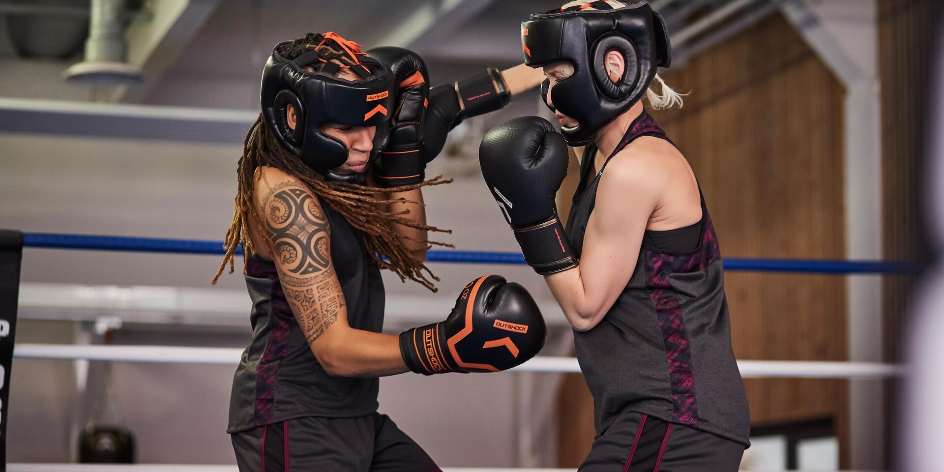 Bild von zwei Frauen, die im Boxring Englisches Boxen üben