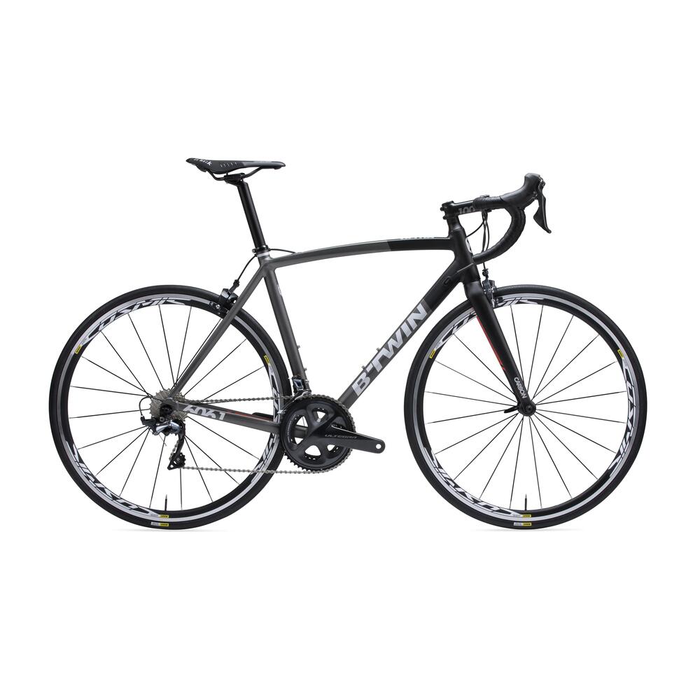 Ein Rennrad in schwarz.