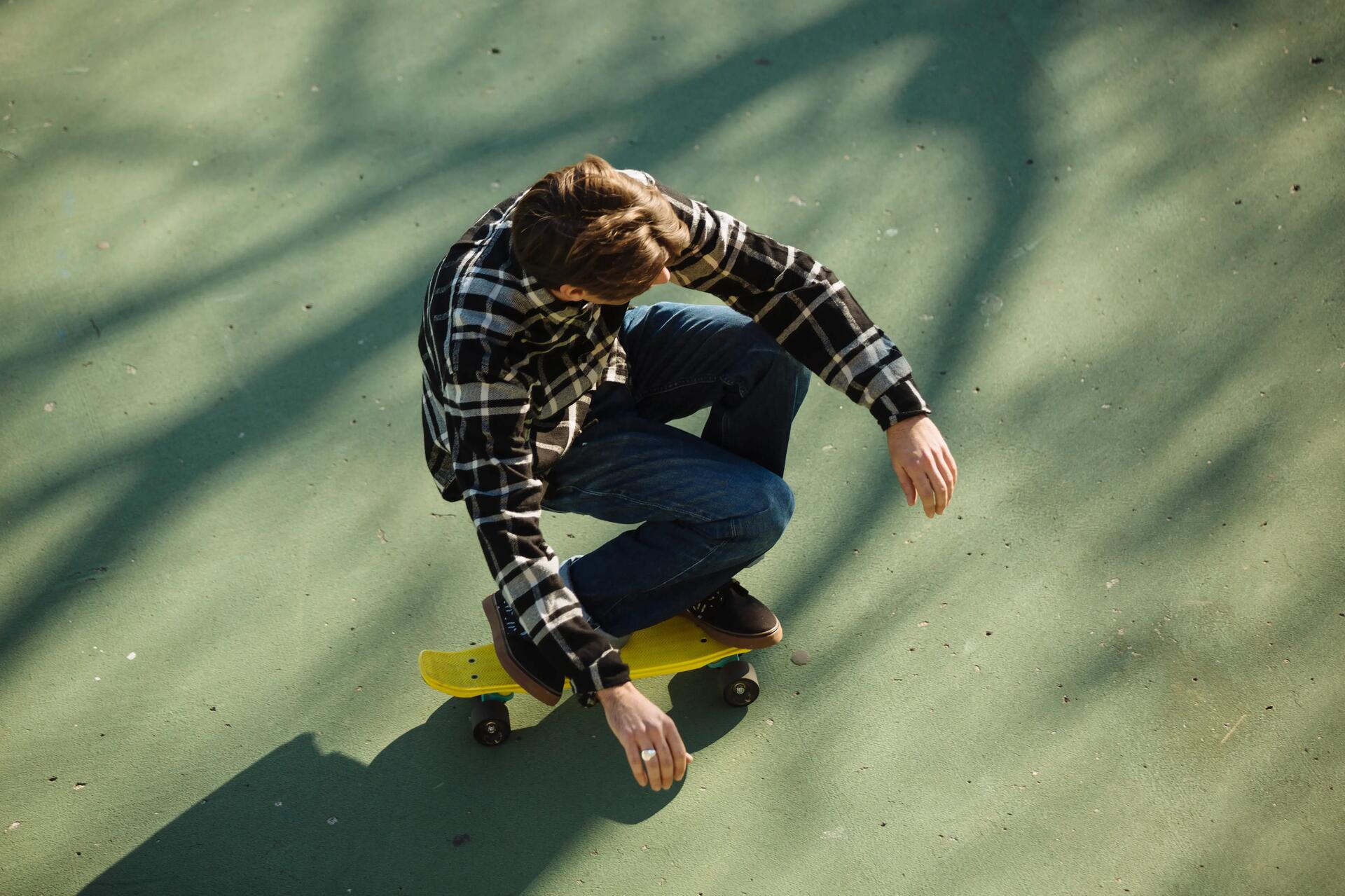 Decathlon skateboarding cruiser