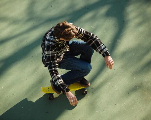 Decathlon skateboarding cruiser