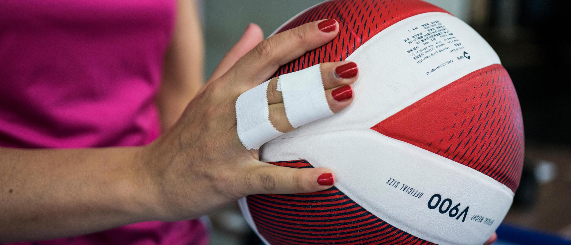 zoom su giocatori che tengono in mano dei palloni da pallavolo
