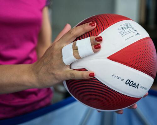 ballon de volley-ball dans les mains d'un joueur prêt à servir