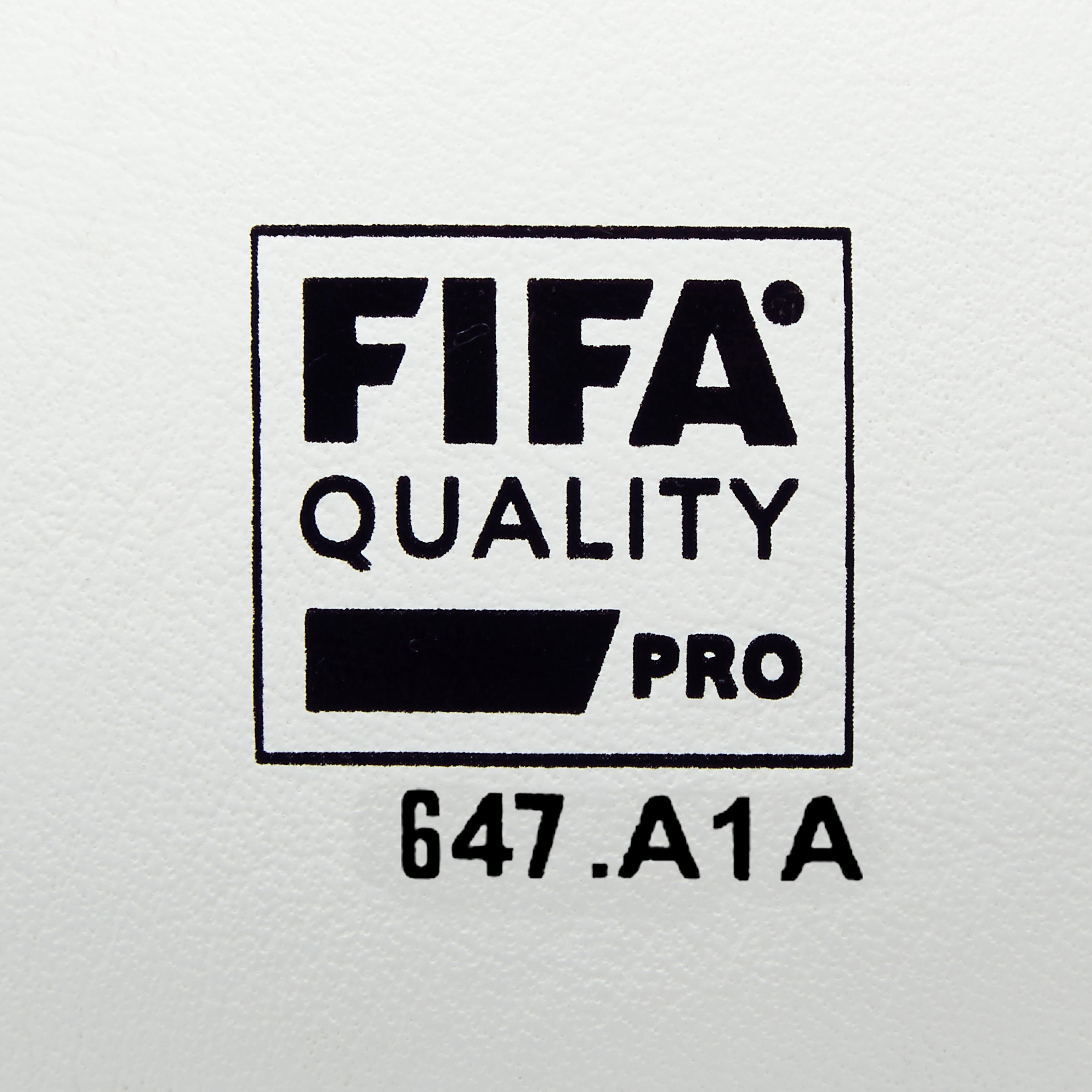 Футбольный мяч для Футзала 900 FIFA QUALITY PRO, размер 63 см IMVISO