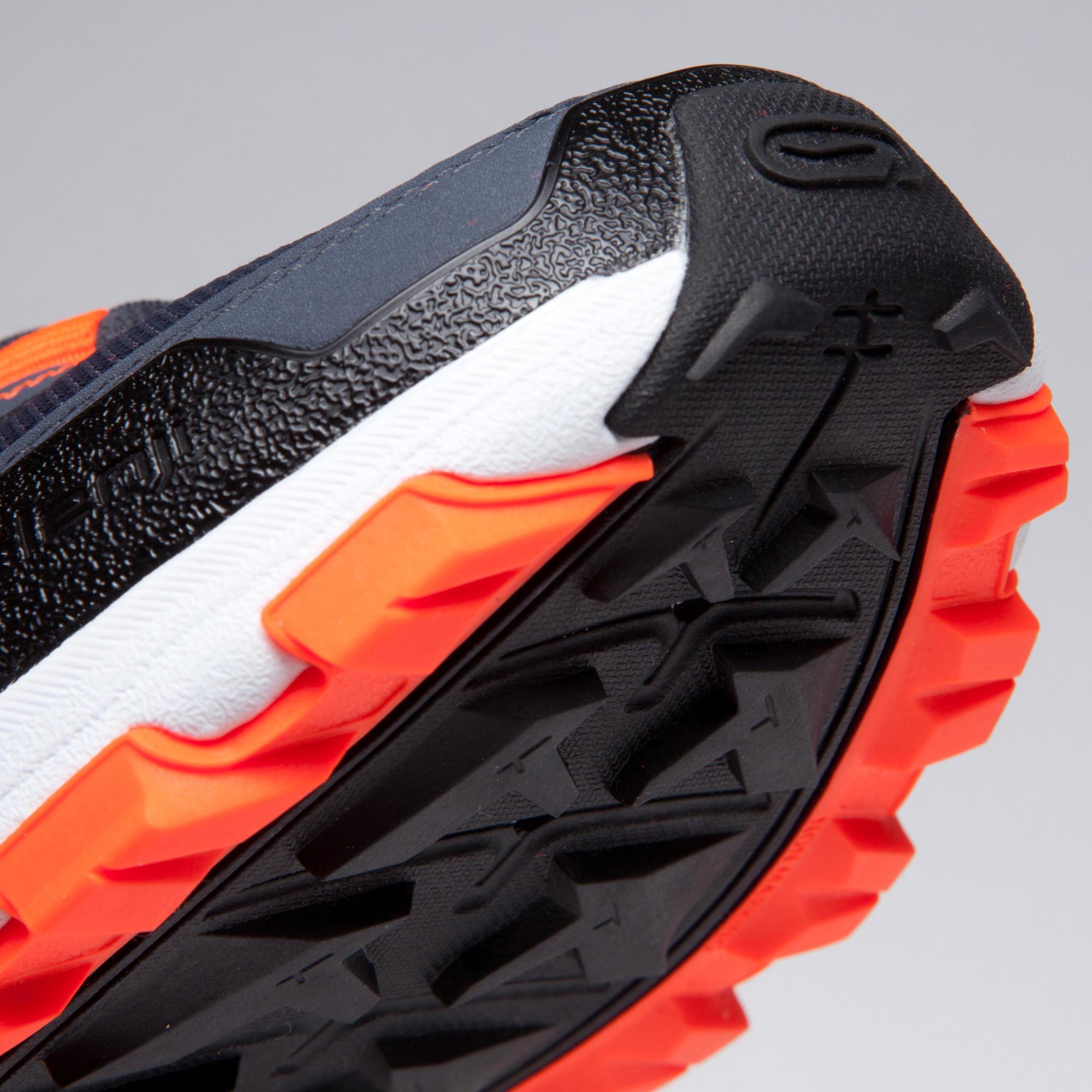 SCARPE DA CORSA E ATLETICA PER BAMBINI KIPRUN GRIP GRIGIO E NERO ARANCIONE FLUO