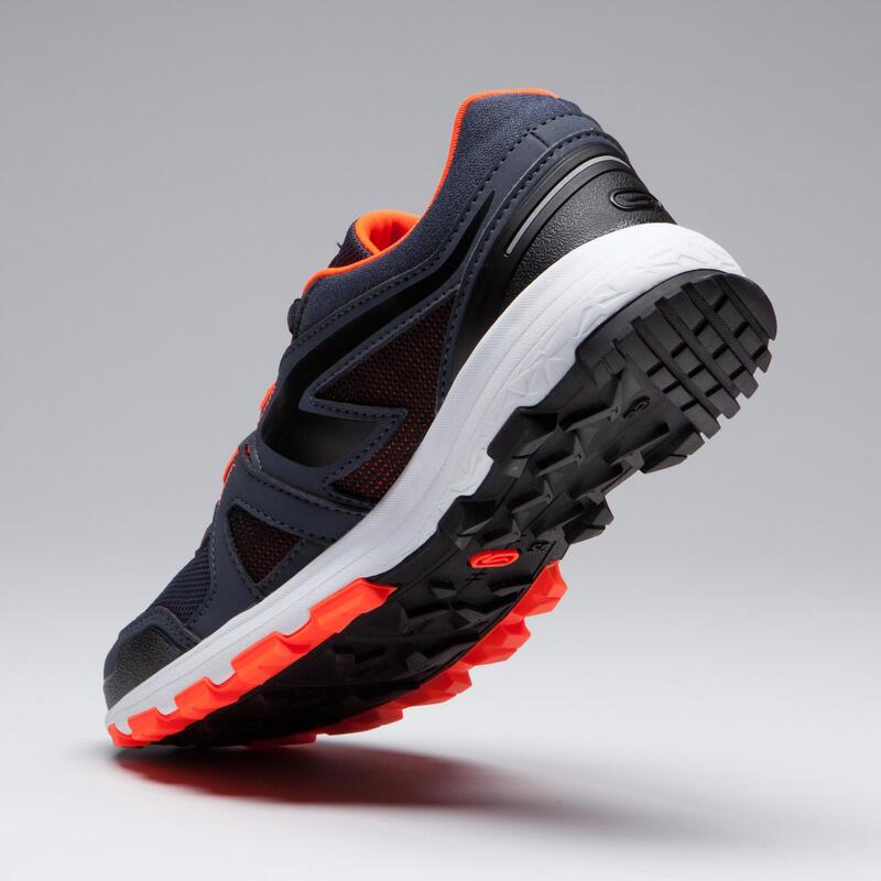Scarpe running-atletica bambino KIPRUN GRIP grigio-nero-arancione fluo