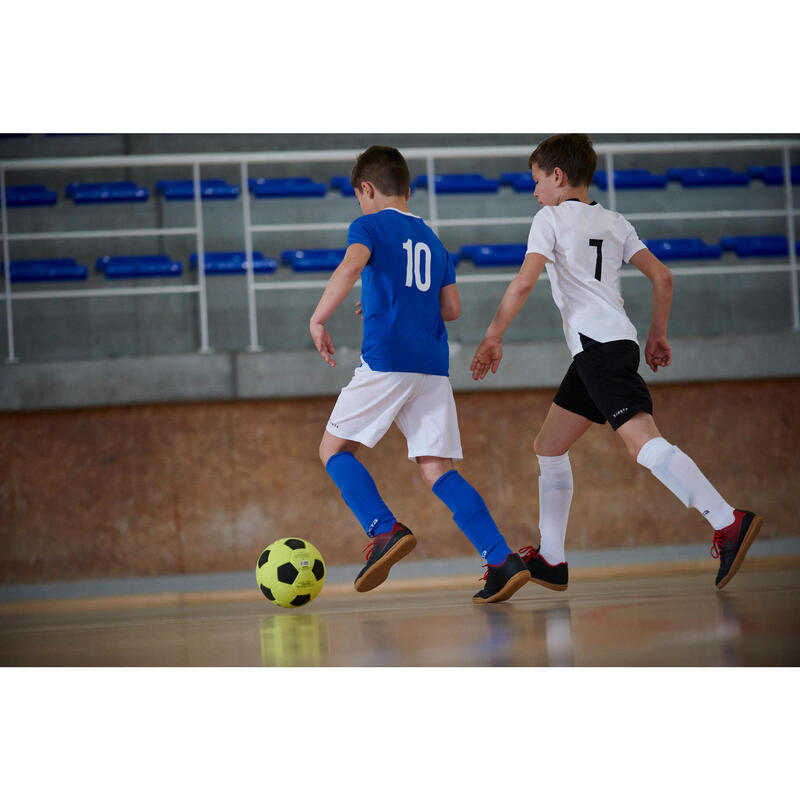 Indoor voetbal vilt geel