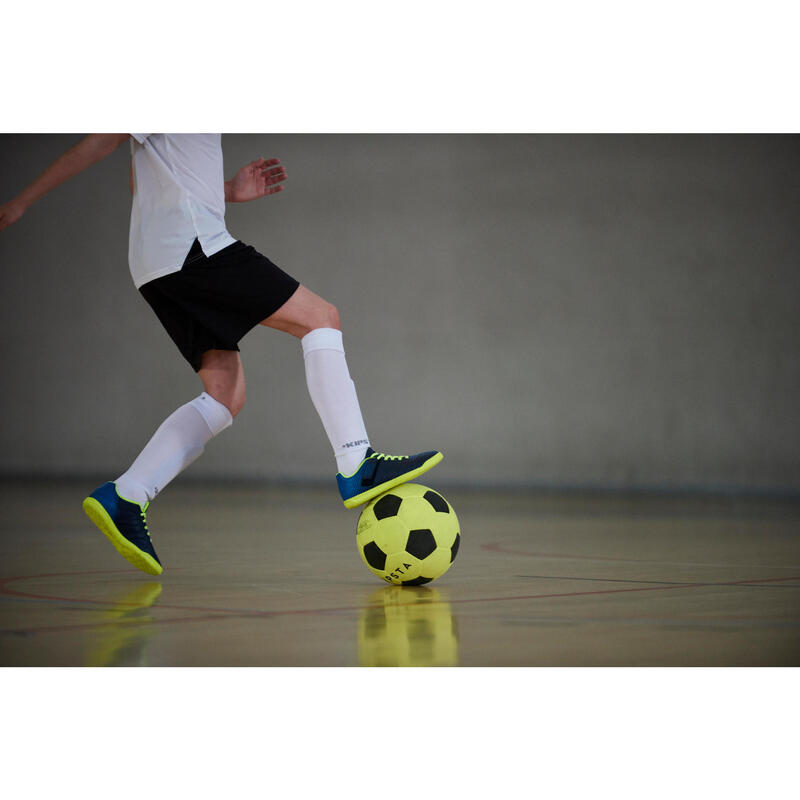 Indoor voetbal vilt geel