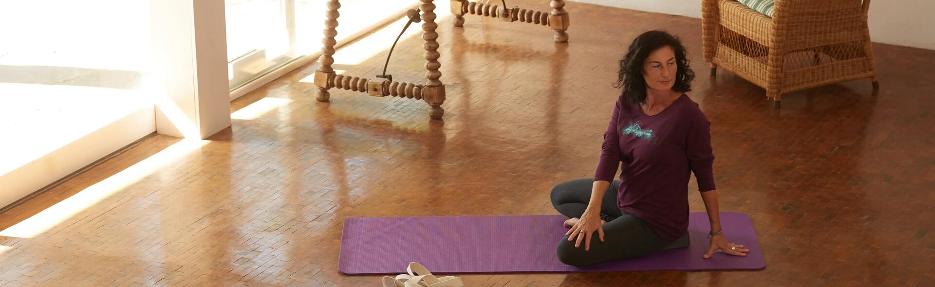 femme faisant du yoga à la maison