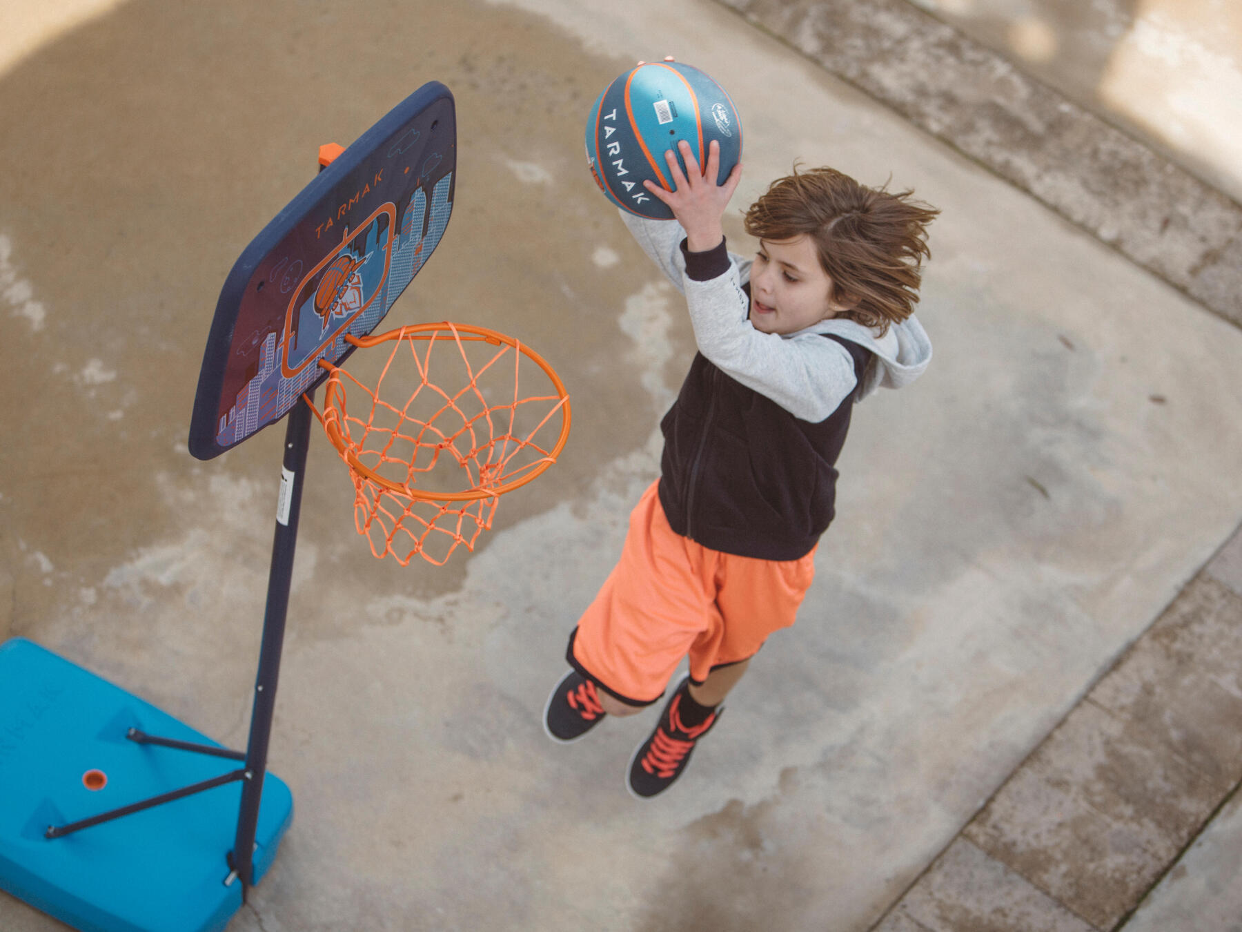 Jovem praticando esportes, jogando basquete ao nascer do sol