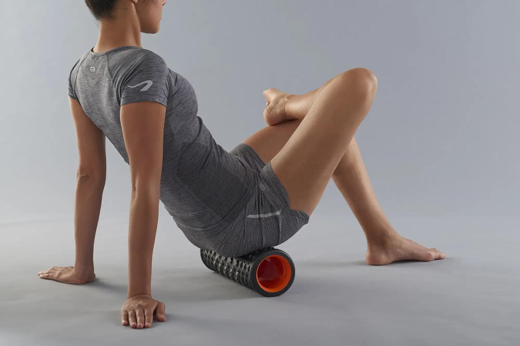 mujer liberando gluteos y caderas con foam roller