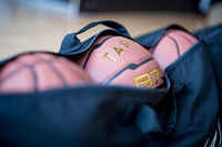 Robust basketball bag for carrying up to five balls (sizes 5 to 7).