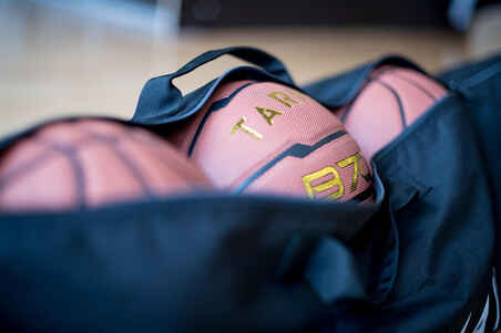 Robust basketball bag for carrying up to five balls (sizes 5 to 7).