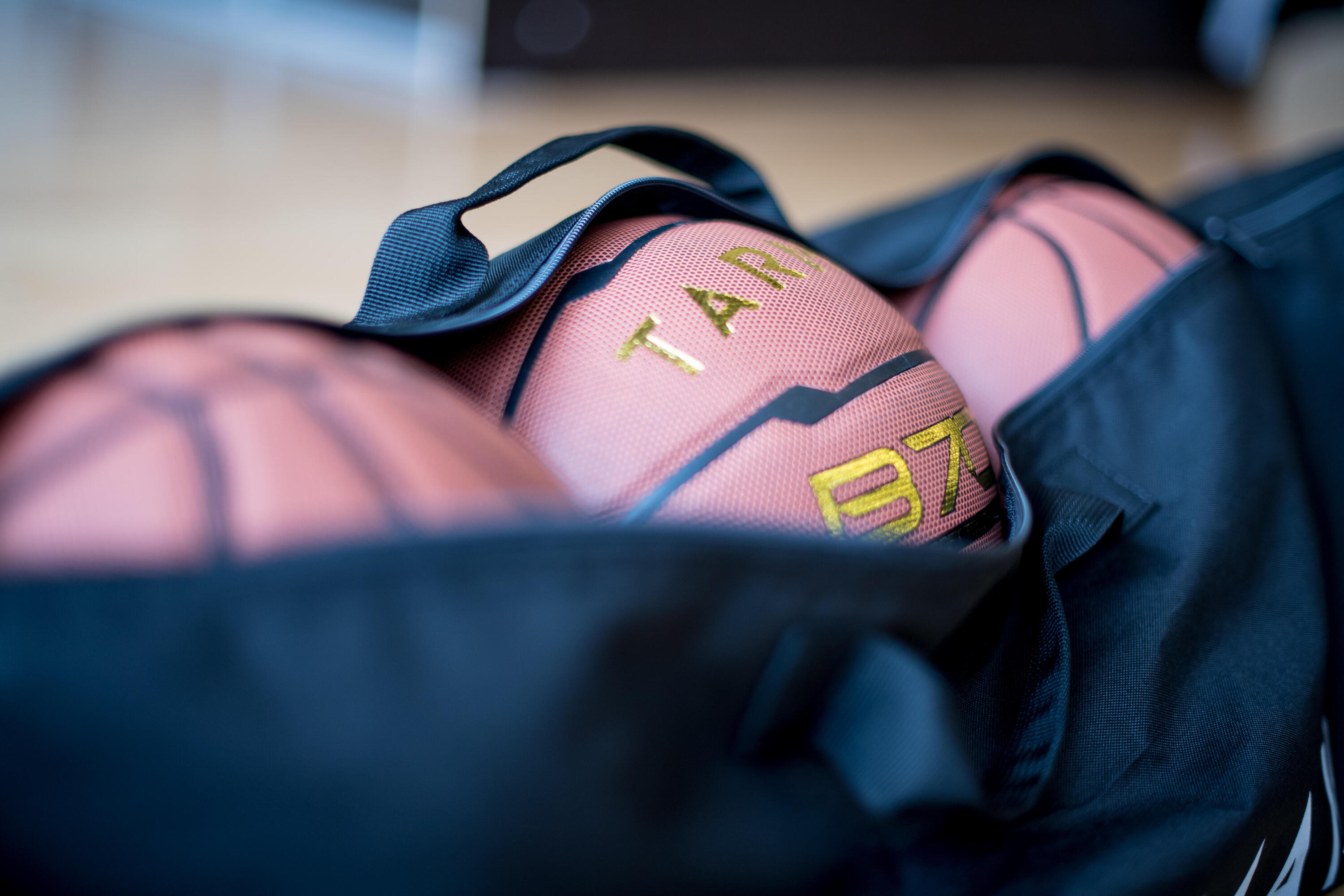 Robust basketball bag for carrying up to five balls (sizes 5 to 7). 3/3