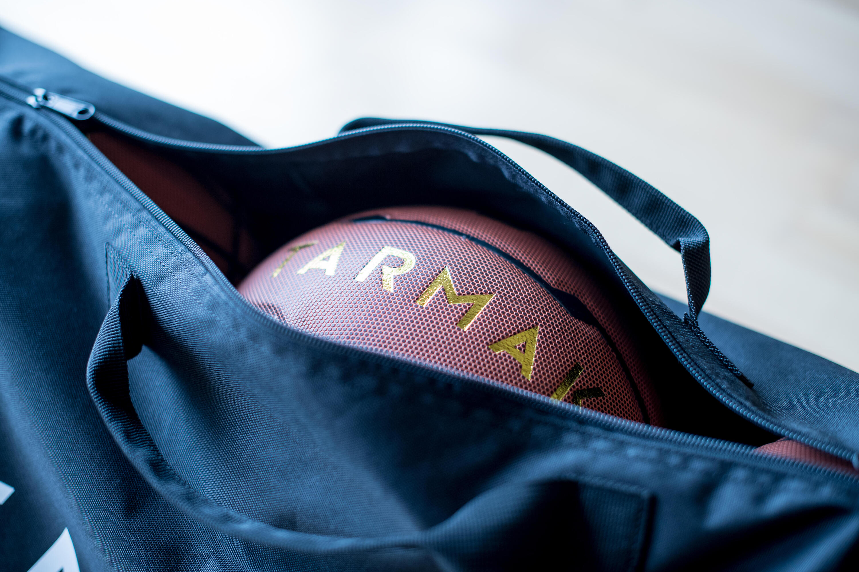 Robust basketball bag for carrying up to five balls (sizes 5 to 7). 2/3