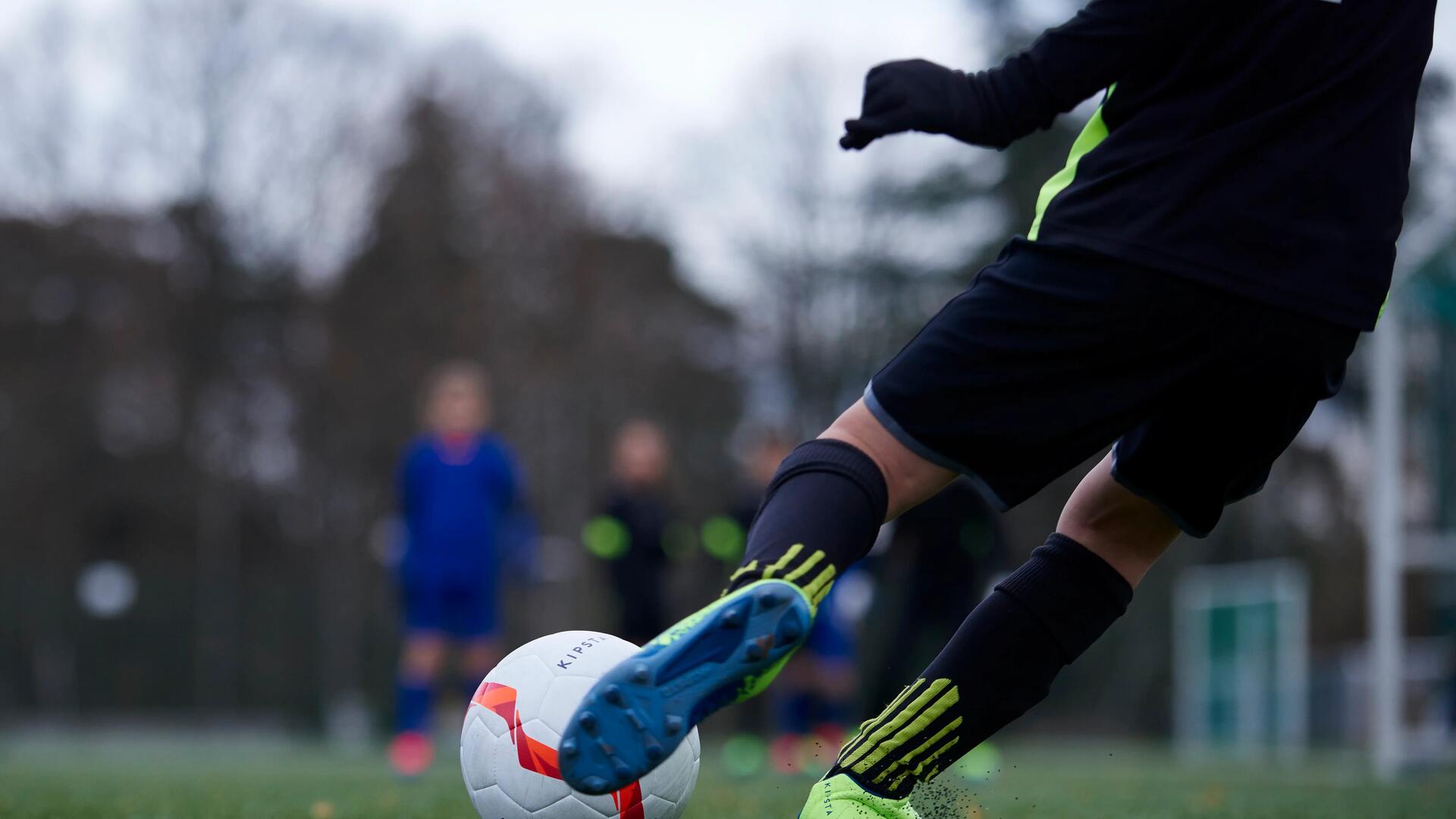 ¿Sabes cuál balón de fútbol elegir según el tipo de jugador?