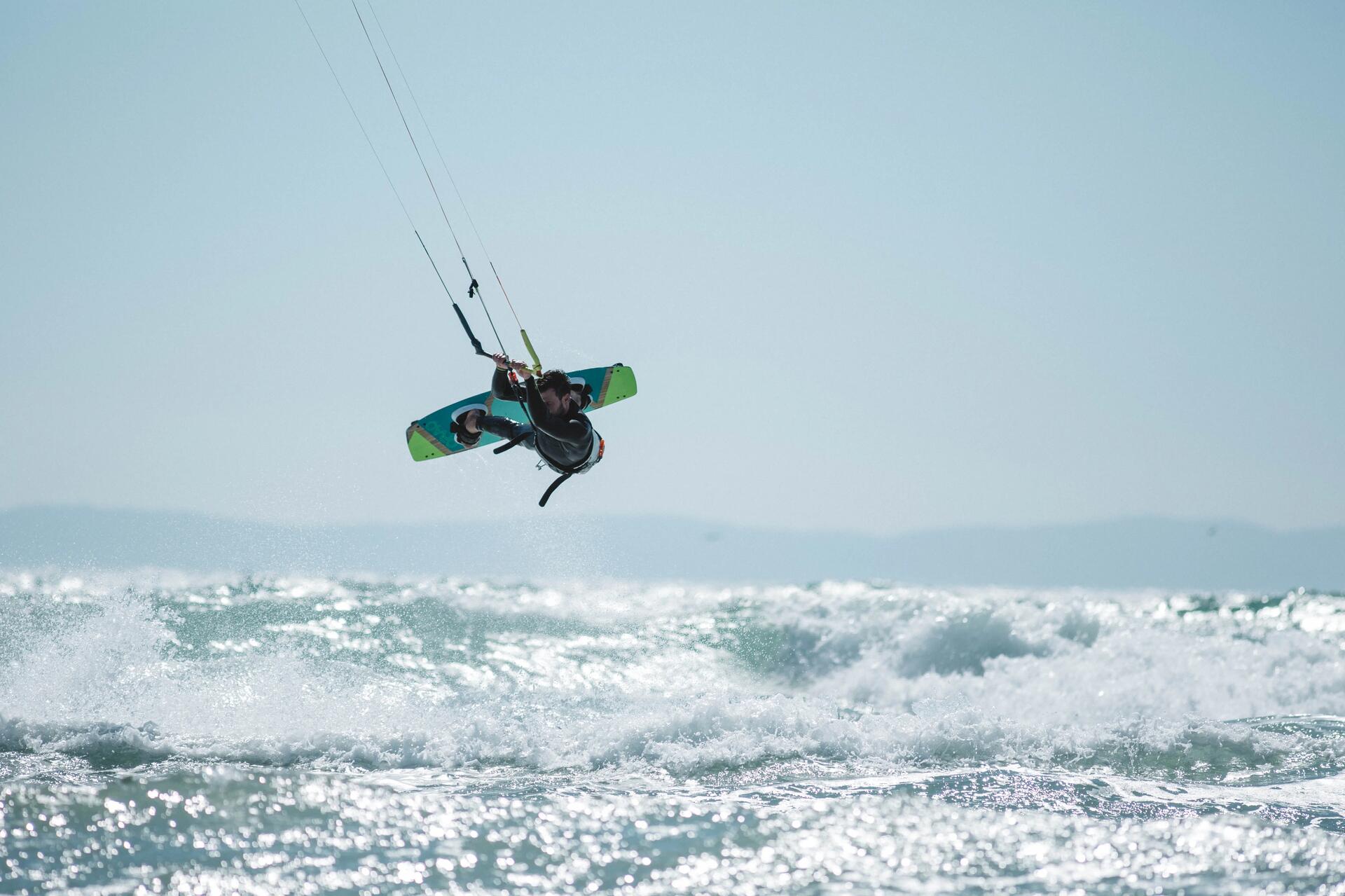 Mężczyzna uprawiający kitesurfing