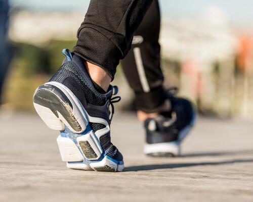 pourquoi la marche sportive nécessite-t-elle des chaussures spécifiques ?