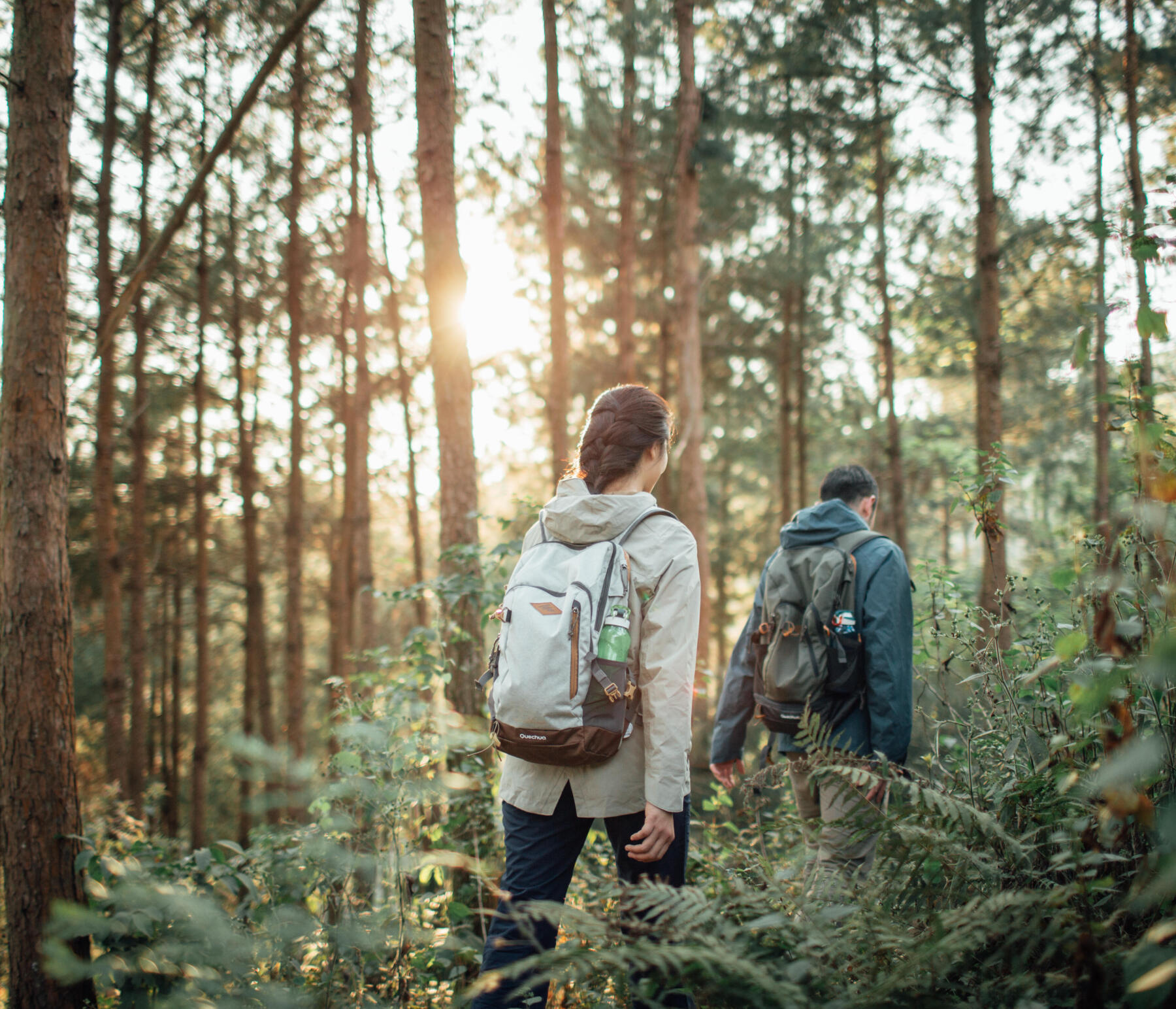 couple qui marche en montagne avec un couché de soleil