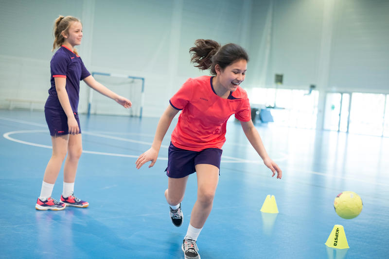 Mit wie viel Jahren können Kinder mit dem Handballspielen anfangen?
