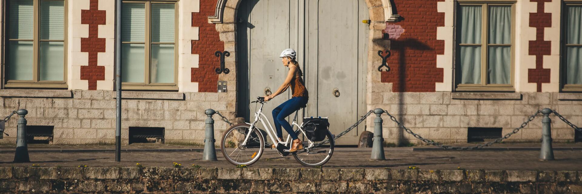 mujer yendo en bicicleta electrica por la ciudad