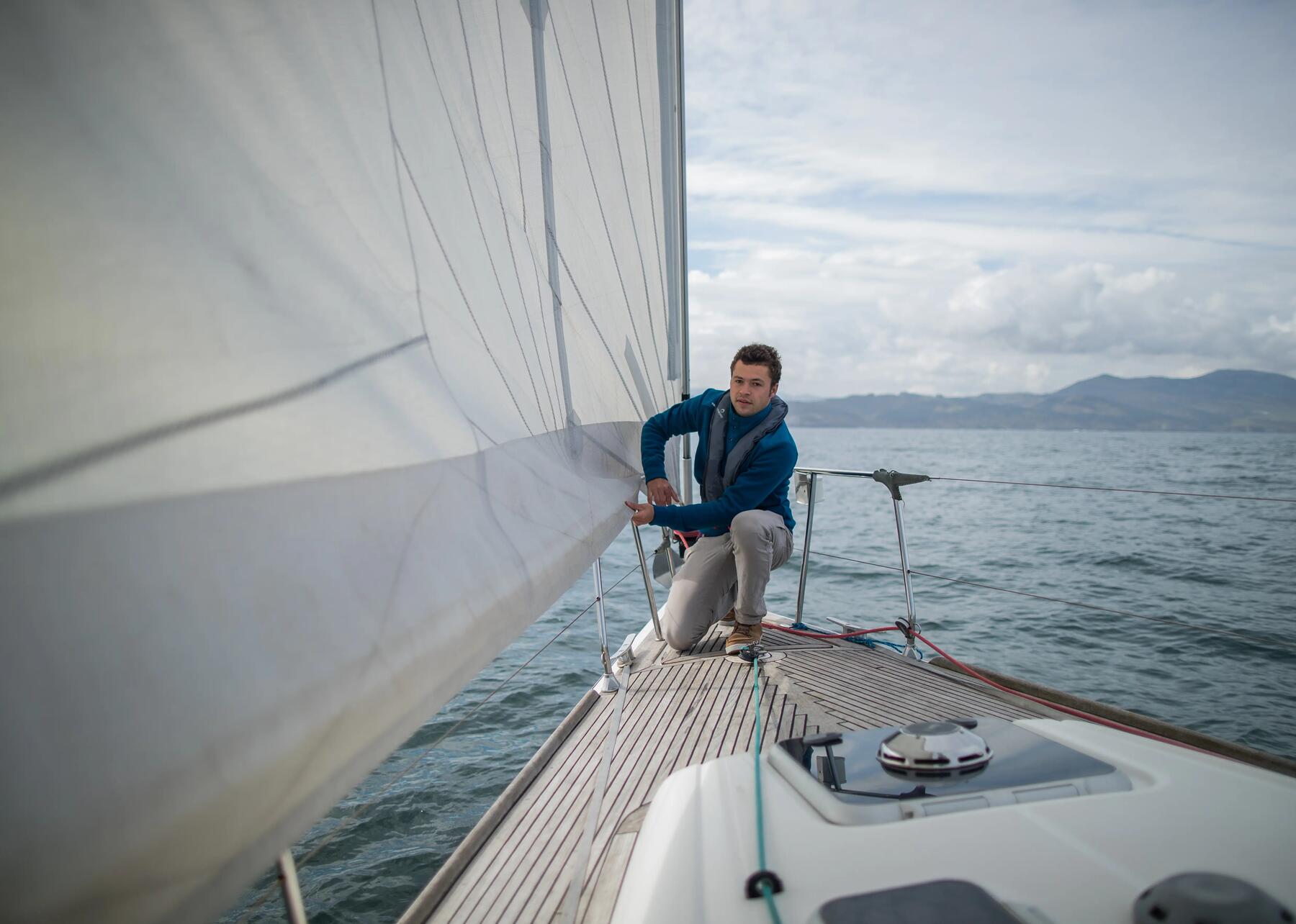 Mann auf einem Segelboot