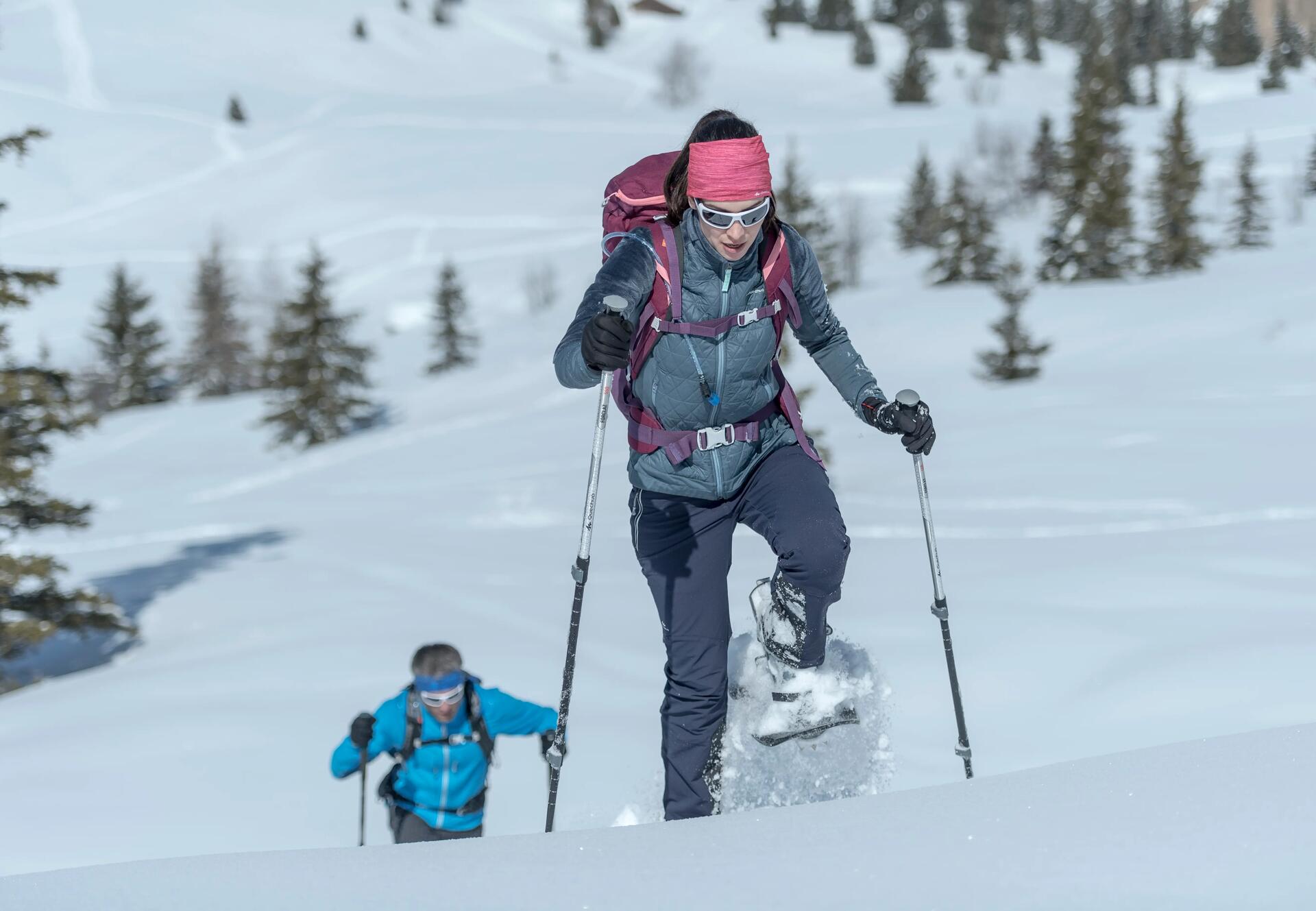 Frau und Mann auf einer Schneeschuhwanderung