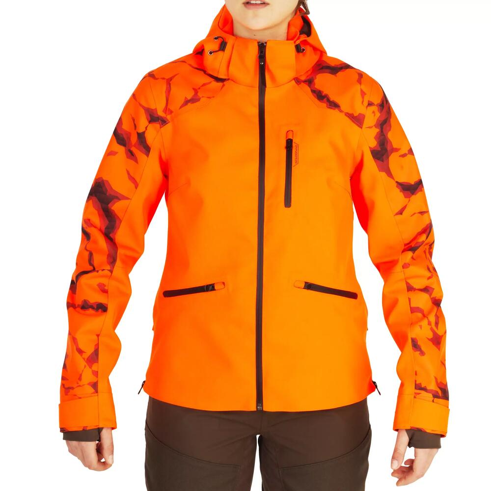 Veste fluo, certifié EPI imperméable et résistante avec ouvertures latérales apportant aisance de mouvements et facilité d'accès à la dague, conçu pour la traque active du grand gibier.