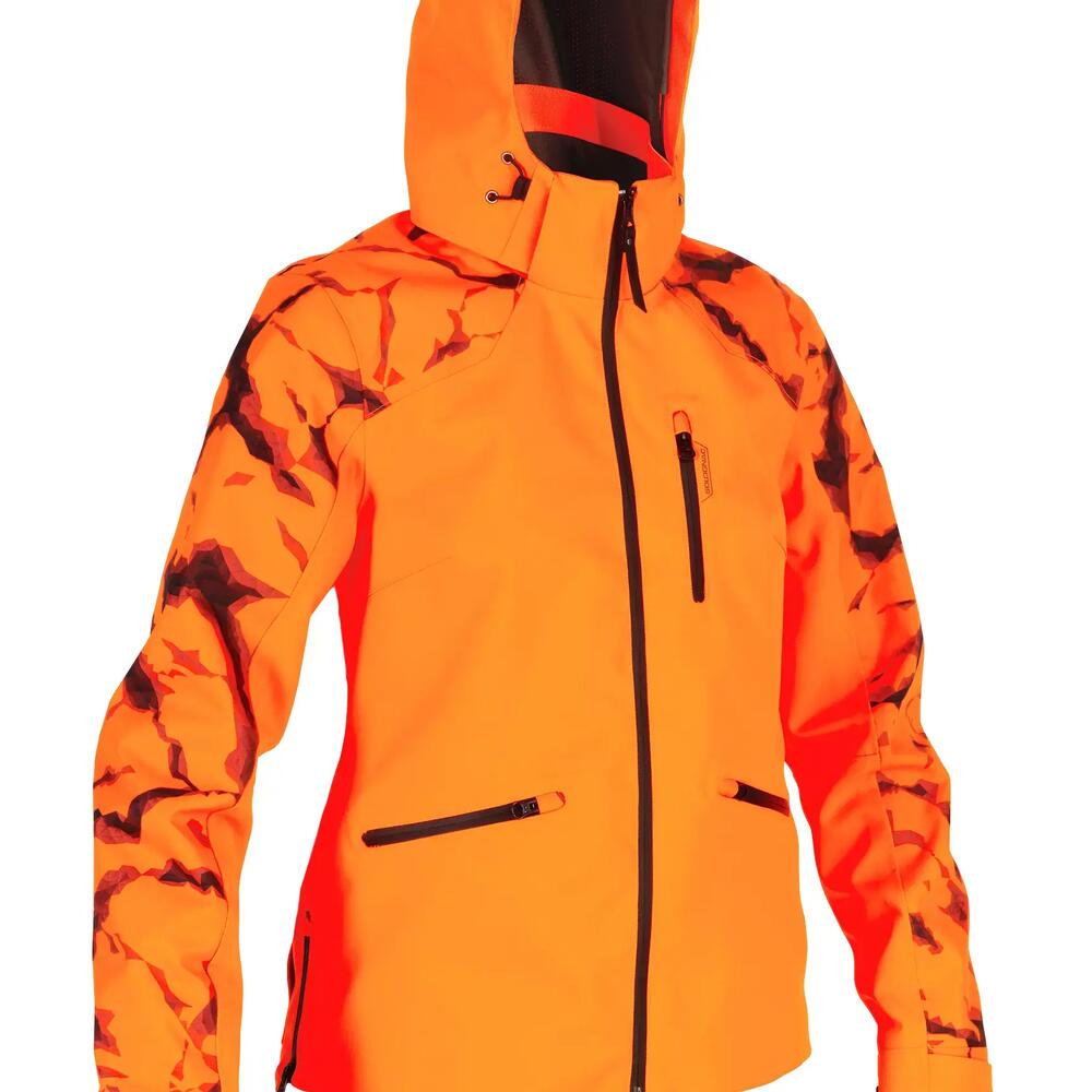 Veste fluo, certifié EPI imperméable et résistante avec ouvertures latérales apportant aisance de mouvements et facilité d'accès à la dague, conçu pour la traque active du grand gibier.