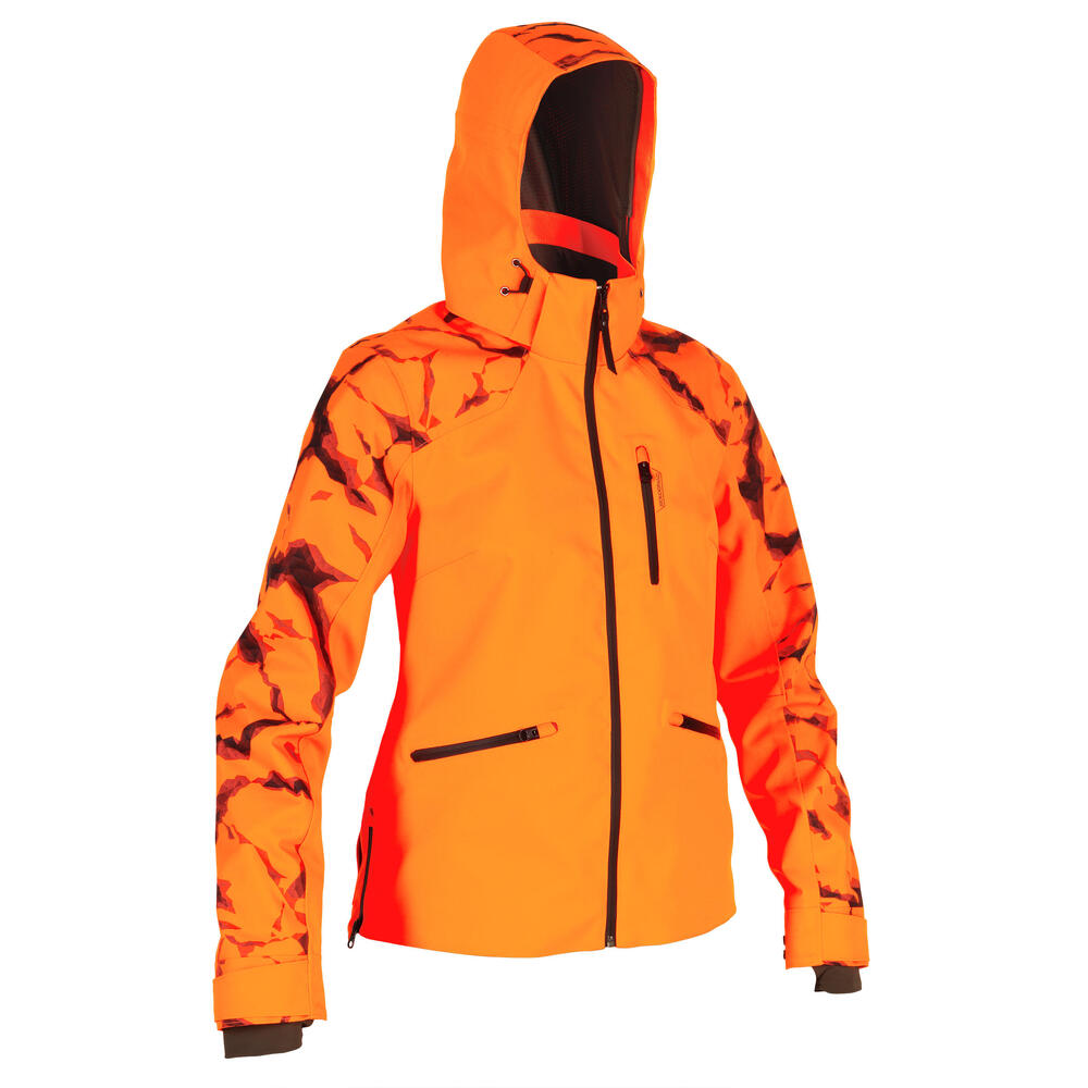 Veste fluo, certifié EPI imperméable et résistante avec ouvertures latérales apportant aisance de mouvements et facilité d'accès à la dague, conçu pour la traque active du grand gibier.