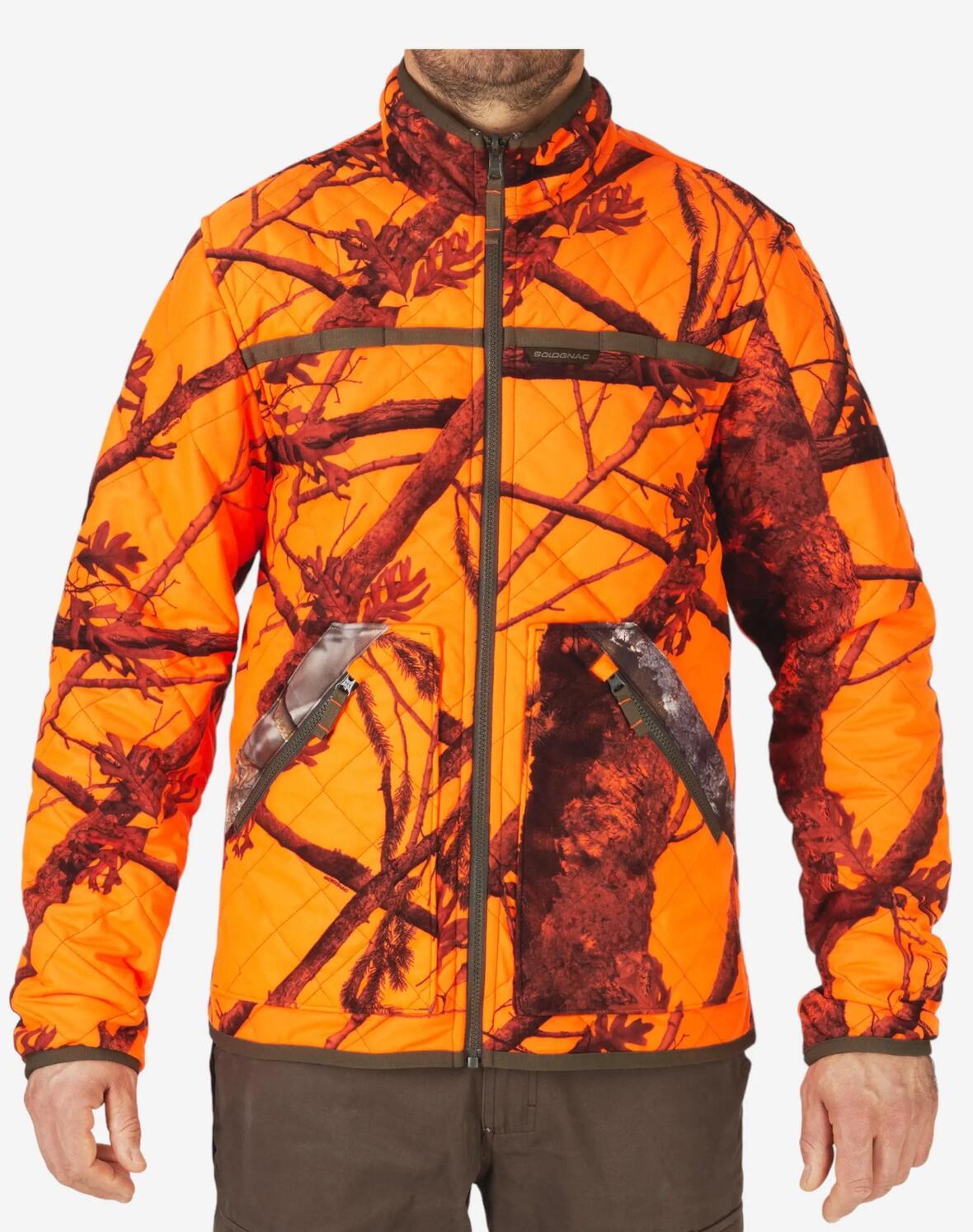Warme und geräuscharme Wendejacke mit einer Seite in Camouflage/Neonorange und der anderen in Camouflage Wald.