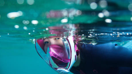 vrouw beoefenen snorkelen vrouw beoefenen snorkelen