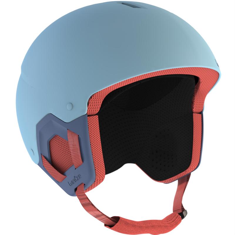 Les accessoires du skieur : casque, porte chaussures de ski.