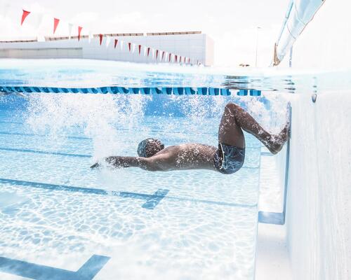 homem na piscina