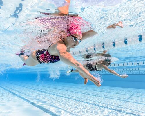 pessoas a nadar em piscina