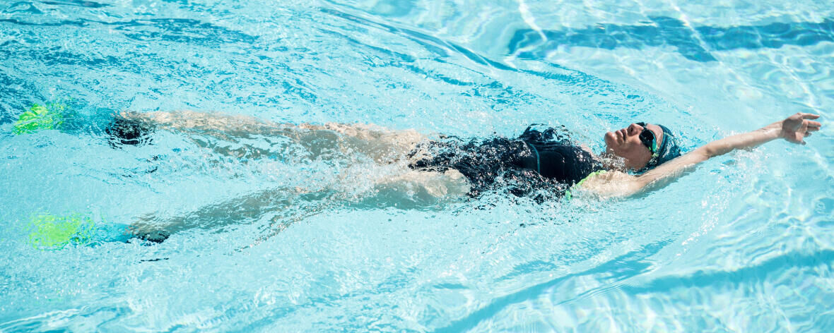 Hernie, scoliose, arthrose : comment pratiquer la natation ?