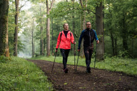 conseils-bérangère-a-testé-la-marche-nordique-couple-marche-nordique-bâtons-forêt conseils-bérangère-a-testé-la-marche-nordique-couple-marche-nordique-bâtons-forêt