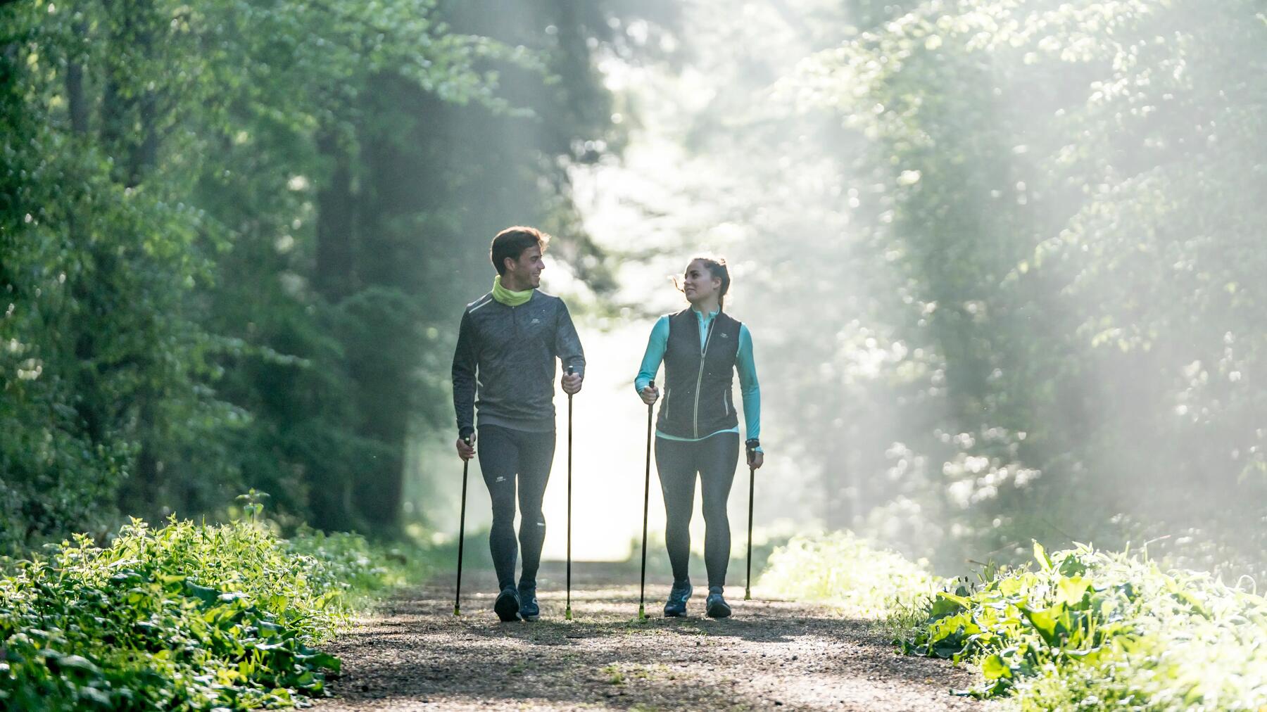 Zwei Freunde machen Walking mit den passenden Schuhen