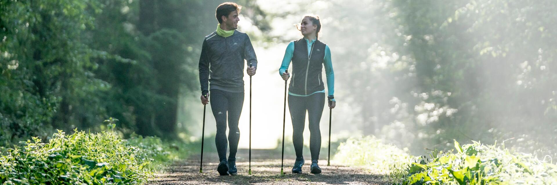 Kobieta i mężczyzna trenujący nordic walking używający kijków do nordic walking marki Newfeel